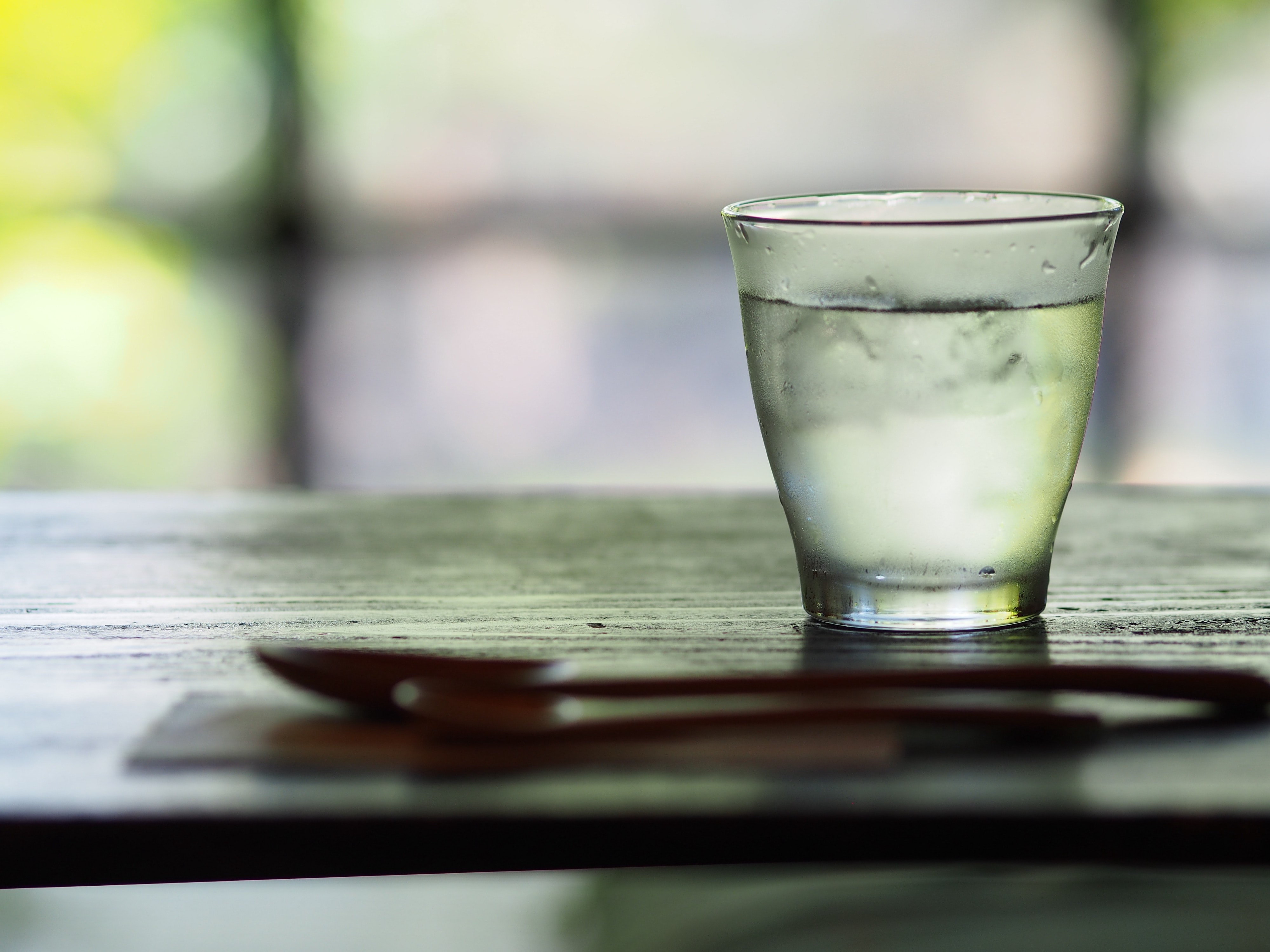 Включи стакан воды. Запотевший стакан с водой. Бокалы для воды. Стакан воды на столе. Вода питьевая в стакане.